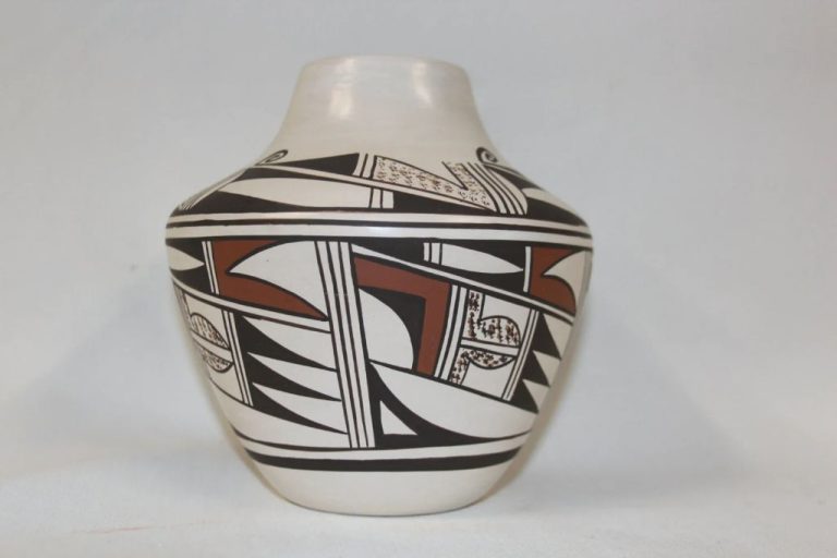 Which Native American Tribe Made Pottery?