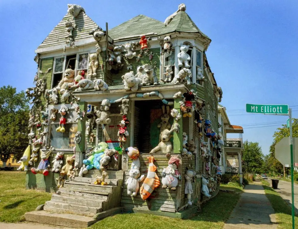 a street in midtown detroit showcasing some of the area's museums and cultural attractions.