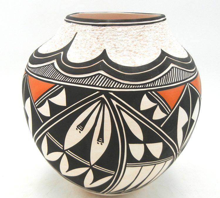 What Is One Characteristic Of Acoma Pottery Making?
