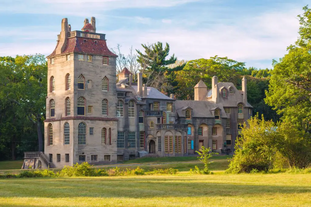 an illustration of fonthill castle in its prime