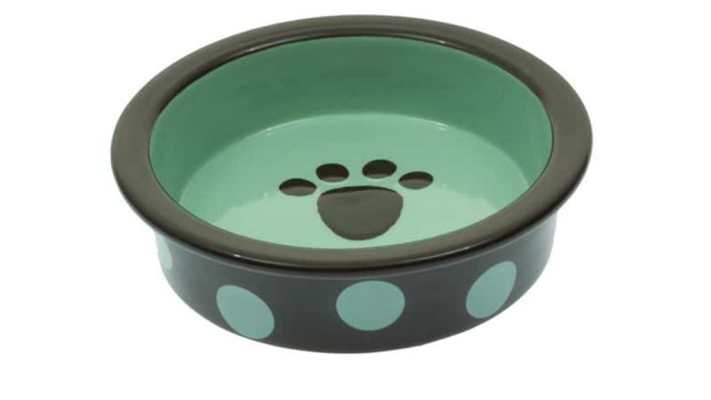 bowls for large breed dogs should hold at least 2 quarts to accommodate their higher food intake.