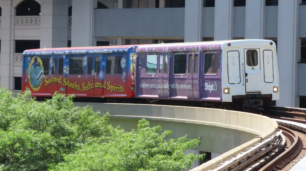 detroit people mover train