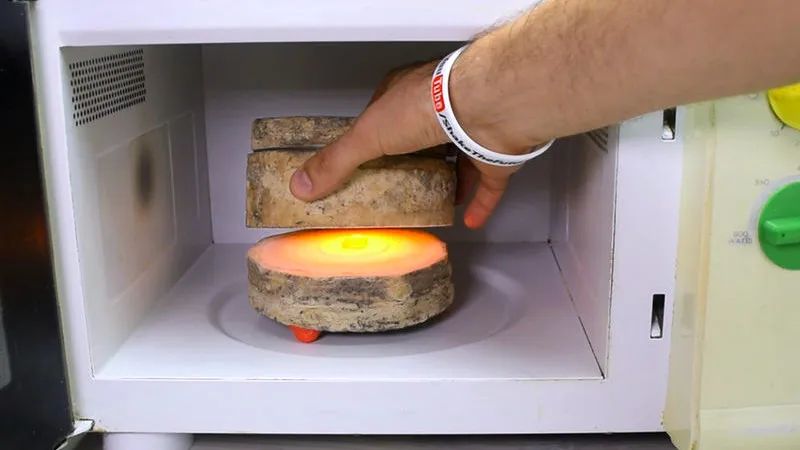 image of properly stacked ceramics inside a microwave kiln