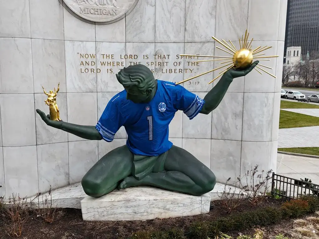 the tradition of putting a lions jersey on the statue started in the late 1980s as a way for fans to show their support.