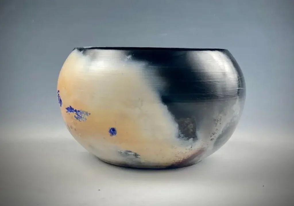 the unique firing and glazing process used for ju raku en pottery produces distinctive crackled and metallic finishes.