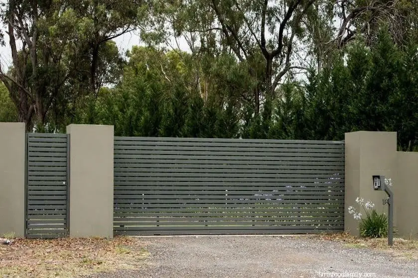 Automatic metal gate driveway