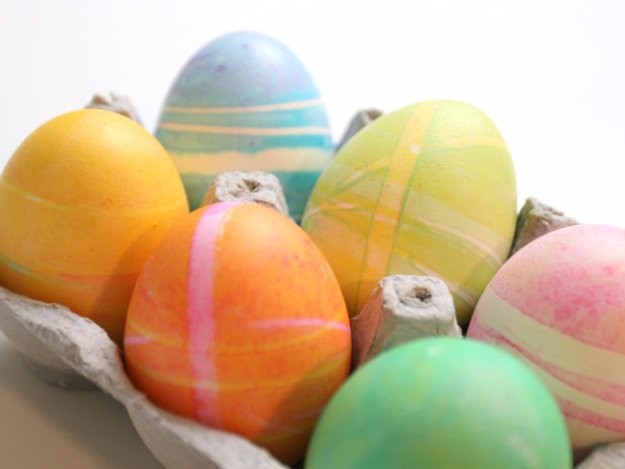 DIY Holiday Dying Eggs With Rubberbands