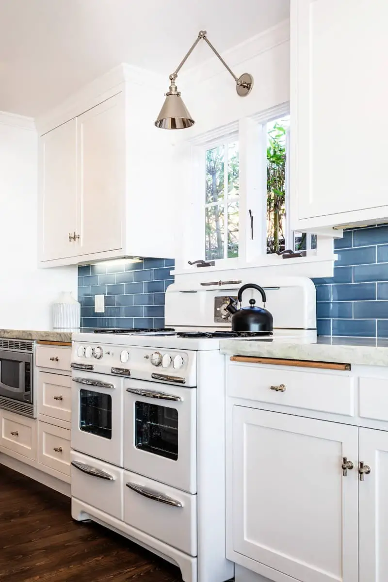 White appliances + White cabinets.