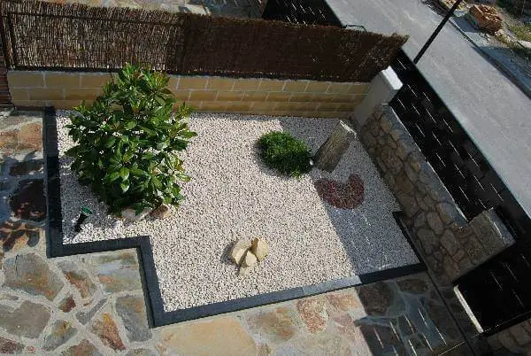 Contemporary Rock Garden Idea