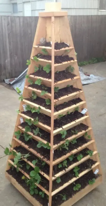 Vertical raised garden bed