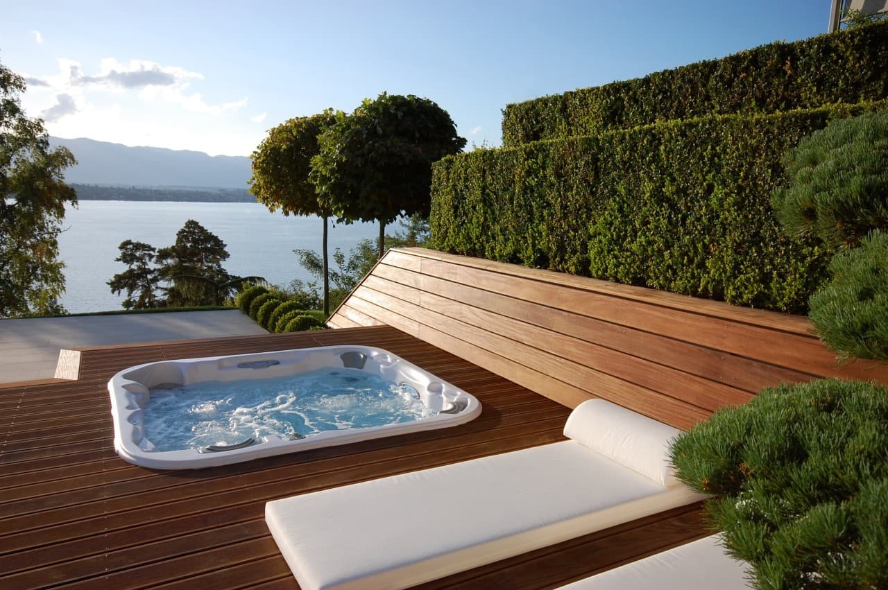 Contemporary relaxation deck