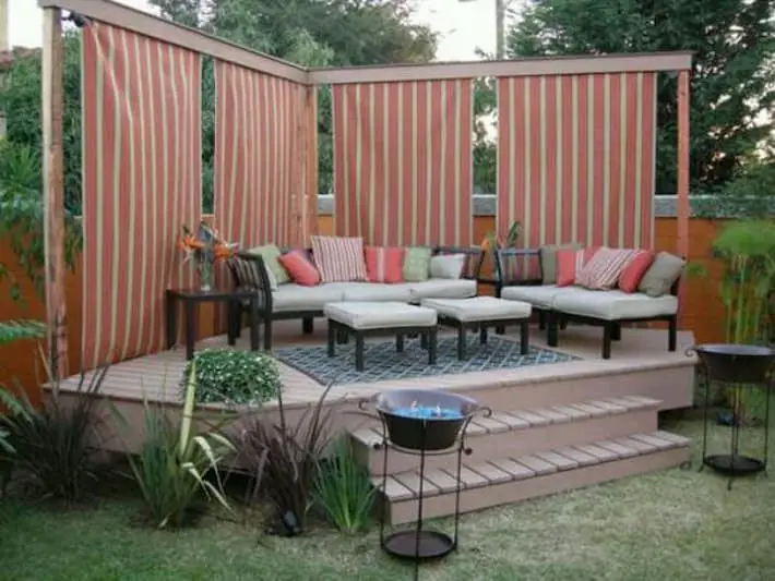 Floating deck with privacy wall