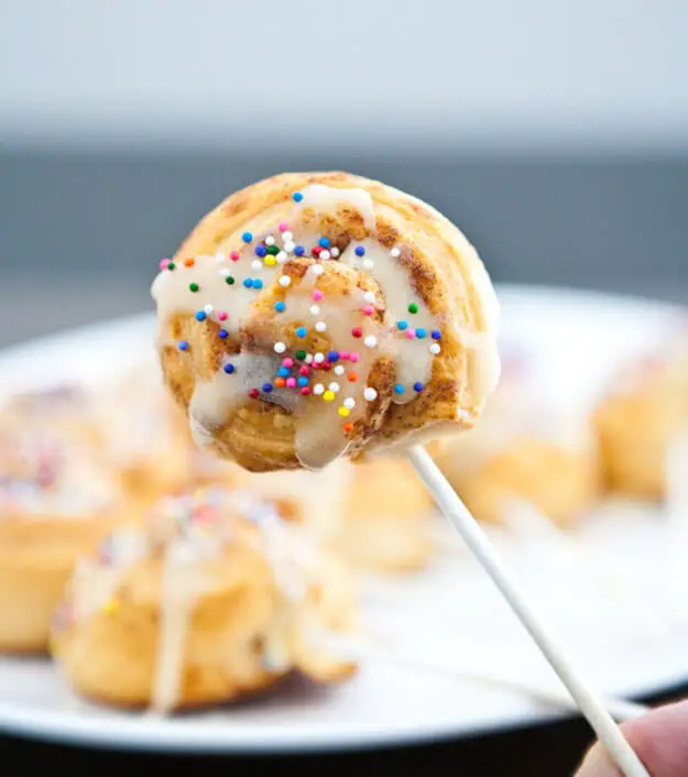 Mini Cinnamon Roll Pops