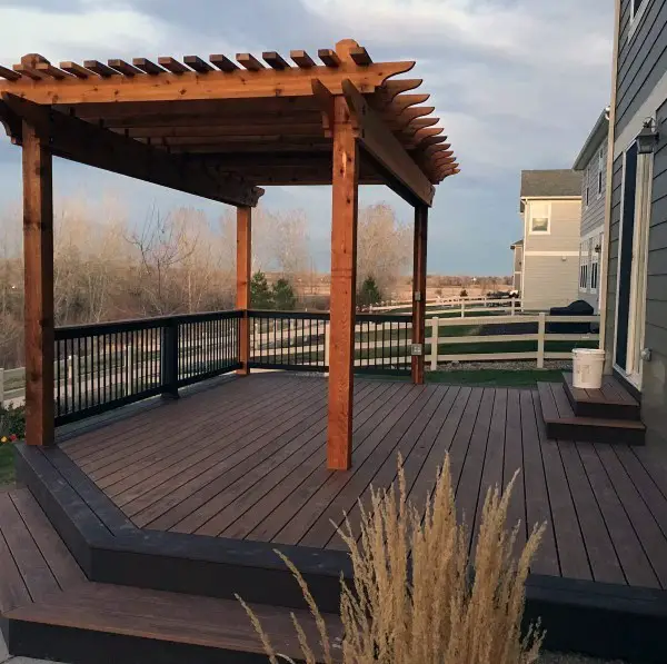 Deck with pergola