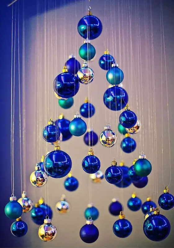 Blue wind chime design using silver spheres: