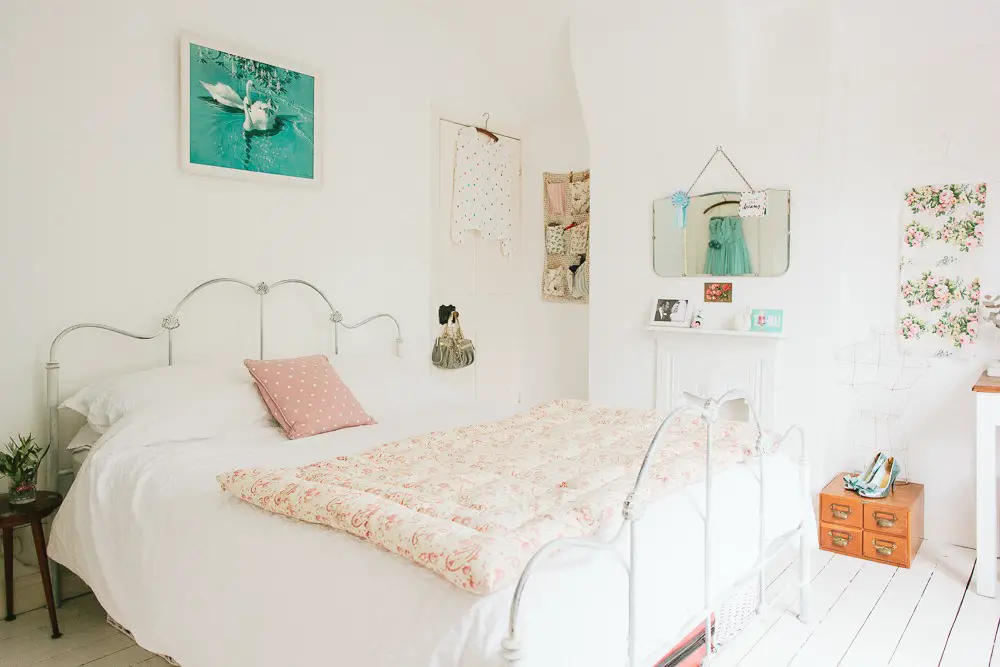 #4. White and bright vintage bedroom