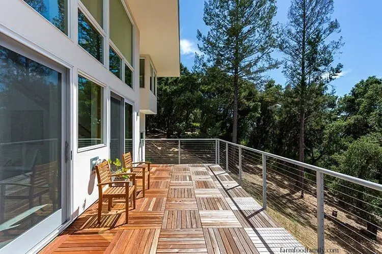 Balcony with Parquet Deck