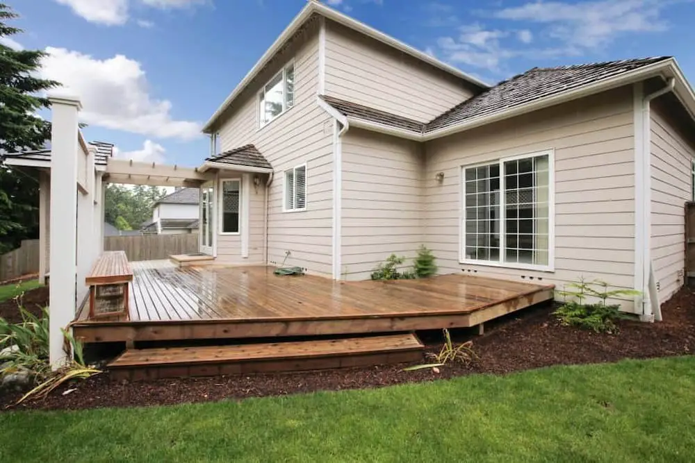 Floating deck on uneven ground