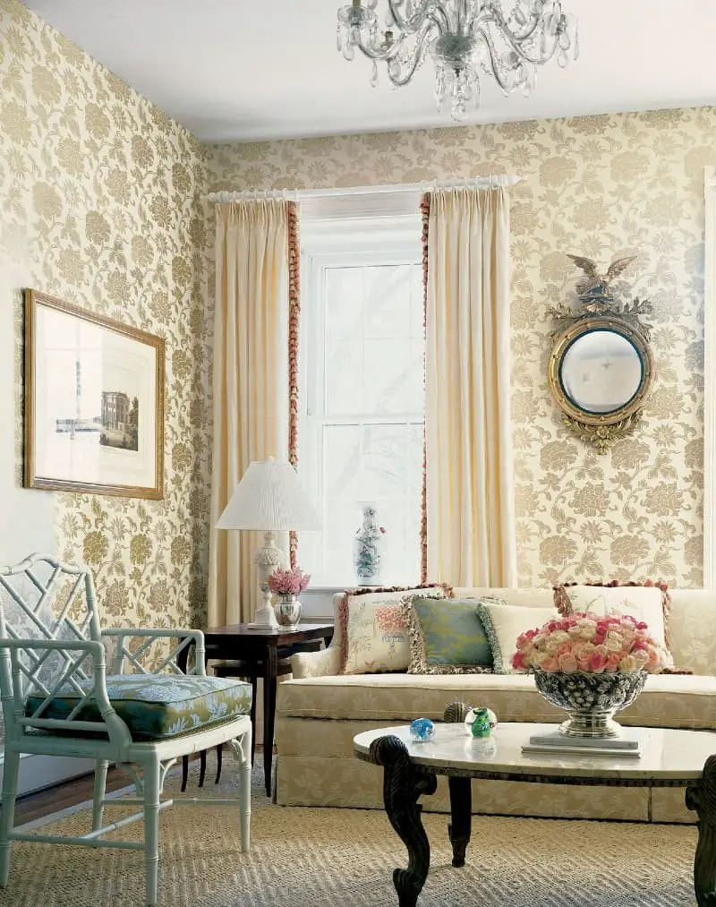 Colors on the wall and curtains should complement each other.