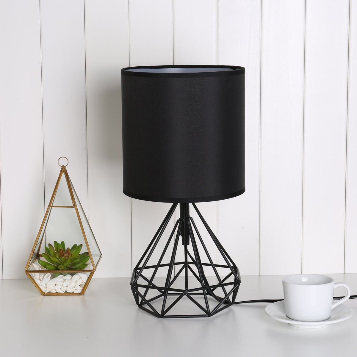 How elegant this geometric lamp looks