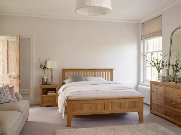 What Color Bedding Goes With Oak Furniture? (14 Best Options)