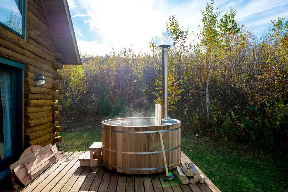 Minimalist Japanese hot tub