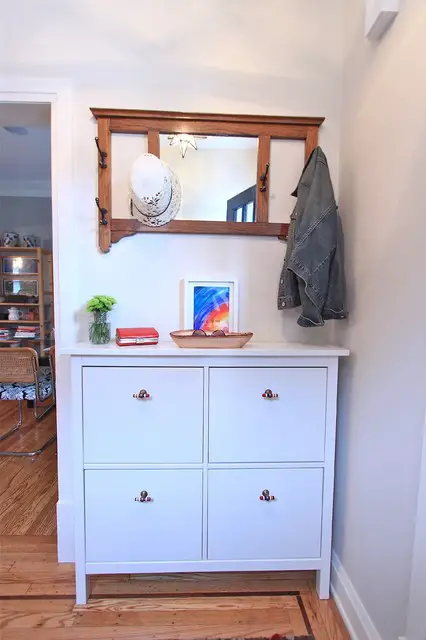 Another sleek foyer cupboard