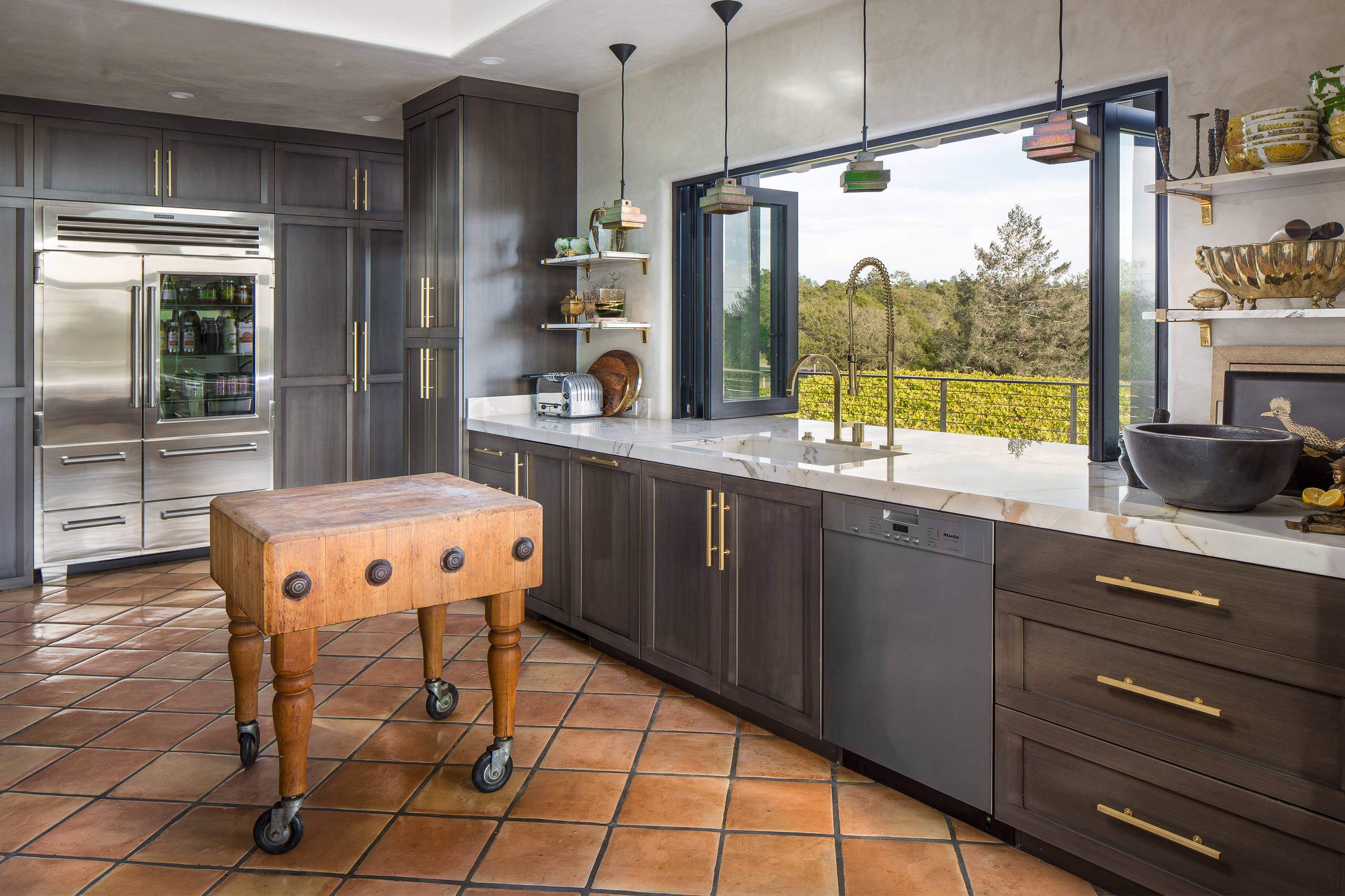 #14. Marble countertop with pendant lights