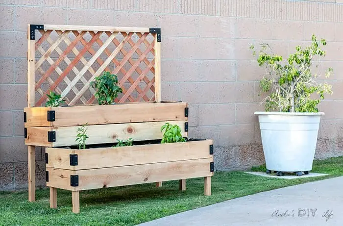 Lattice tier raised garden bed