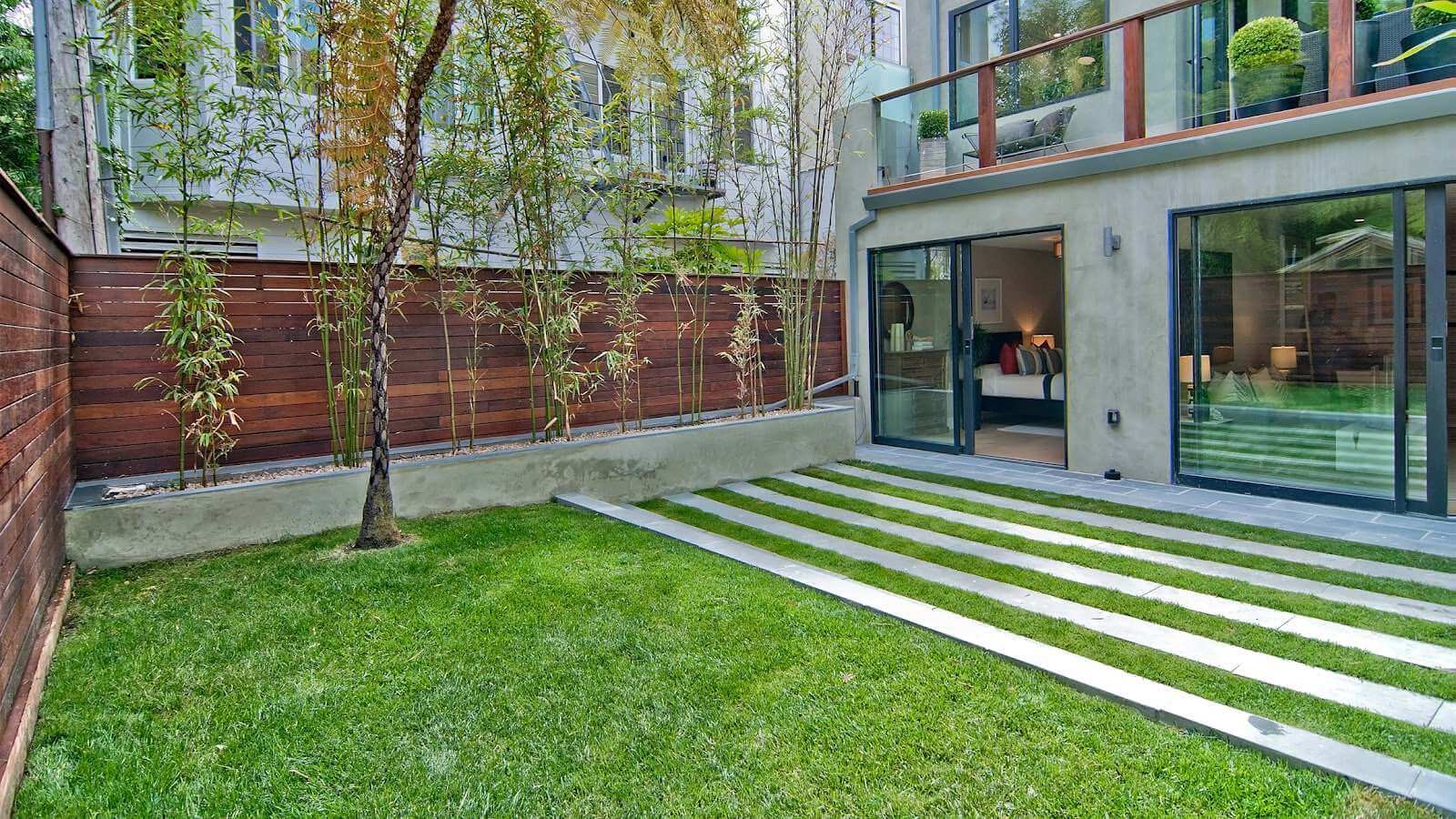 #9. Contemporary backyard