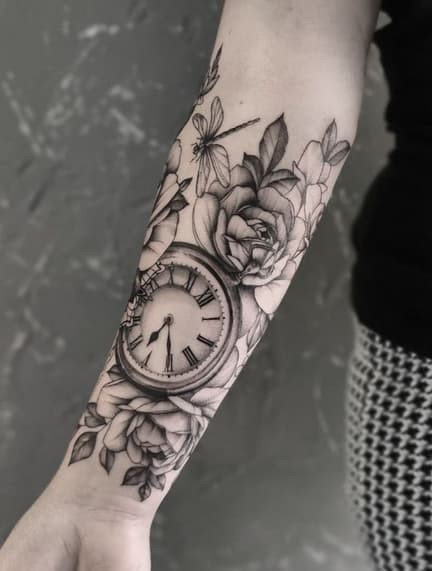 15) Floral design with a clock