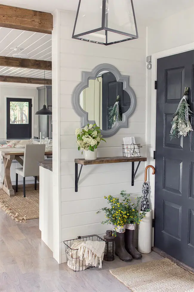 Tiny foyer with small quatrefoil