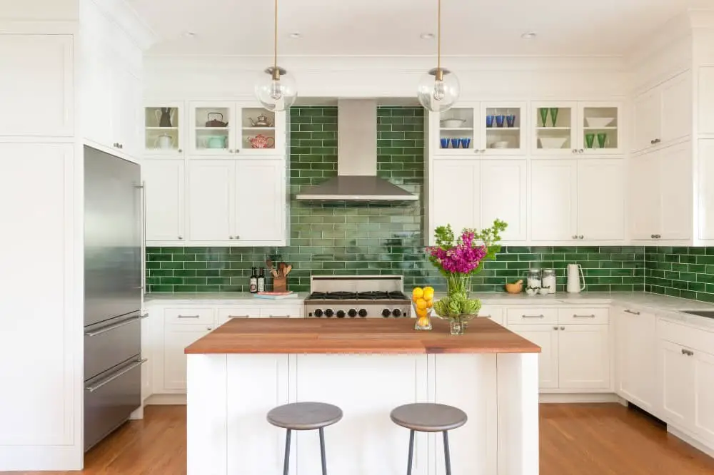 Glass backsplash ideas for white cabinets and granite countertops.