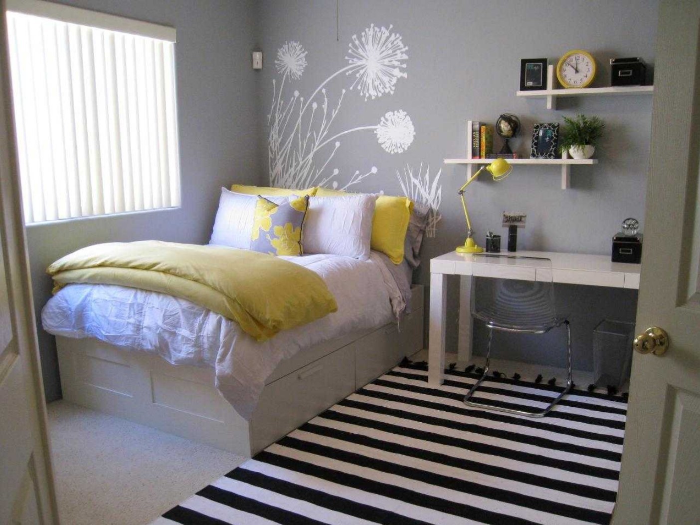 Dandelions will give a very feminine style to a small room. A neutral tone is key.