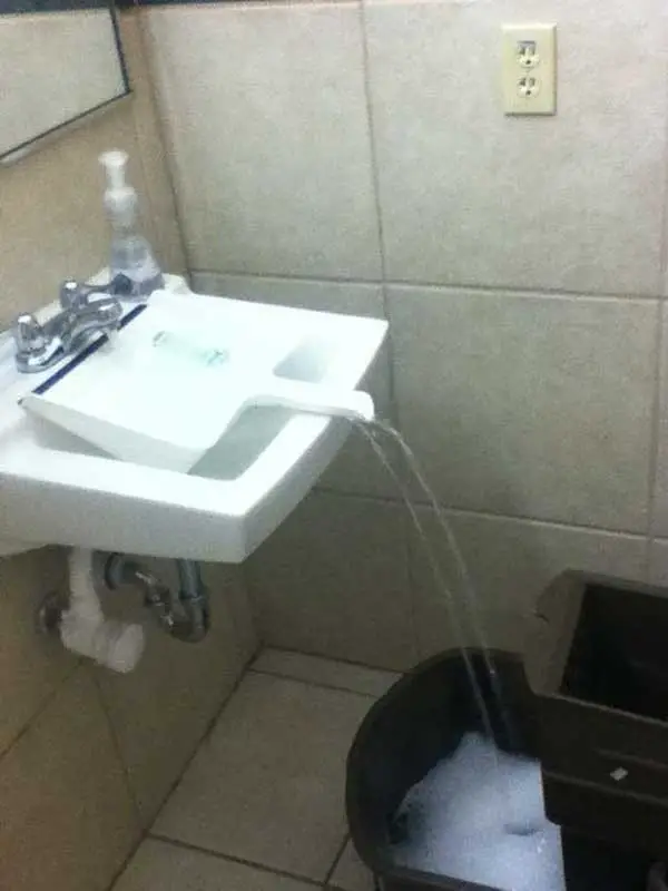 Use dustpan to extend the faucet