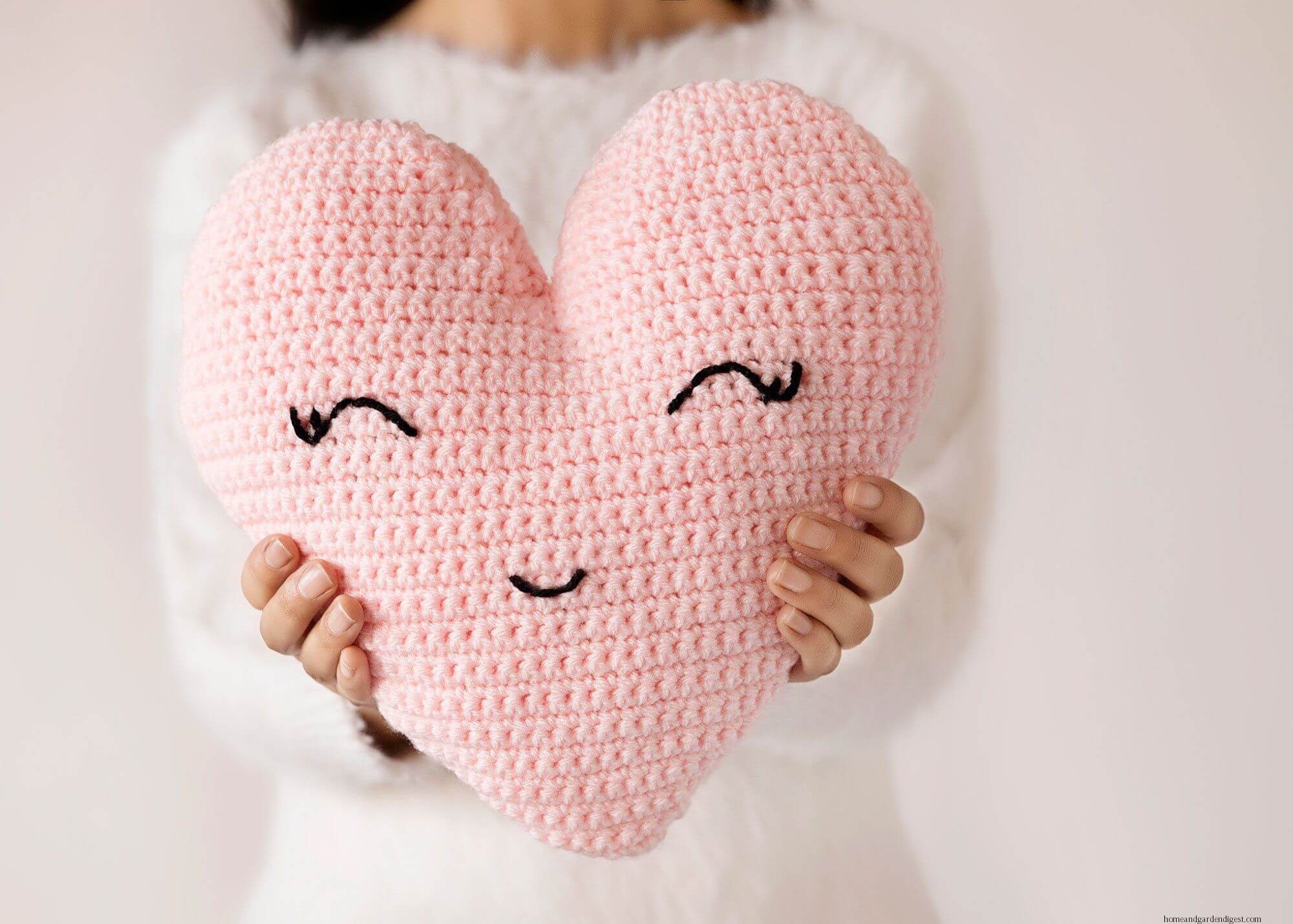 Heart-shaped pillow crochet