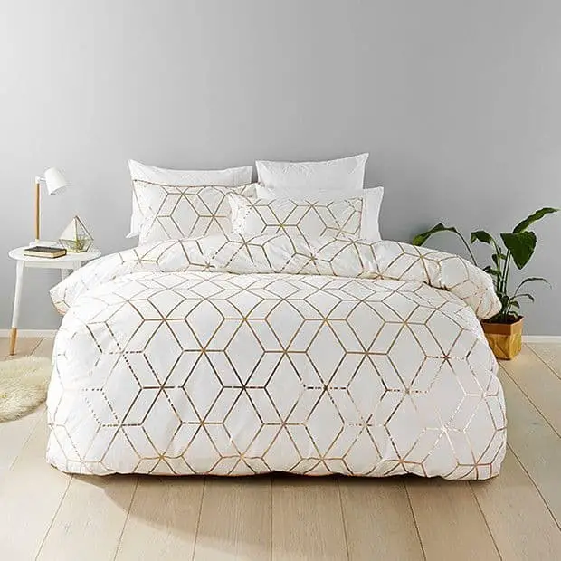 Mixing geometrics to your white and gold