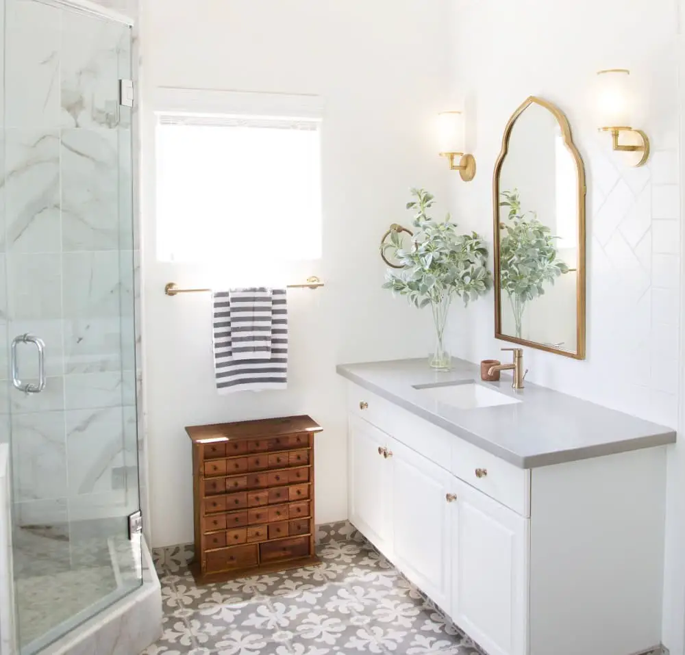 White boho bathroom ideas.