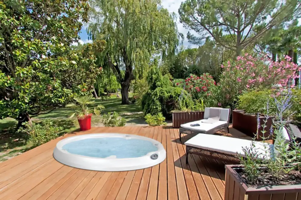 Small deck with round spa