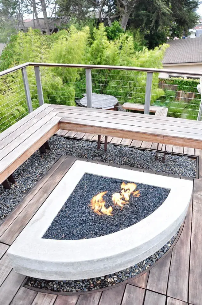 Corner fire pit