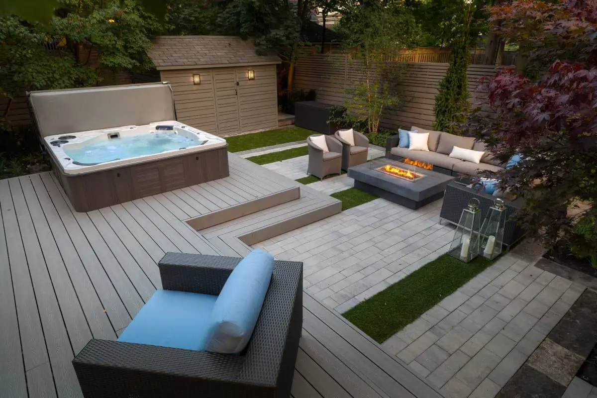 Grand deck with a hot tub