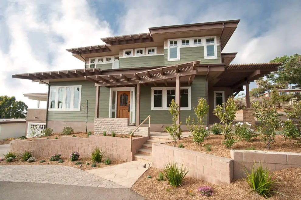 Craftsman style exterior window trim