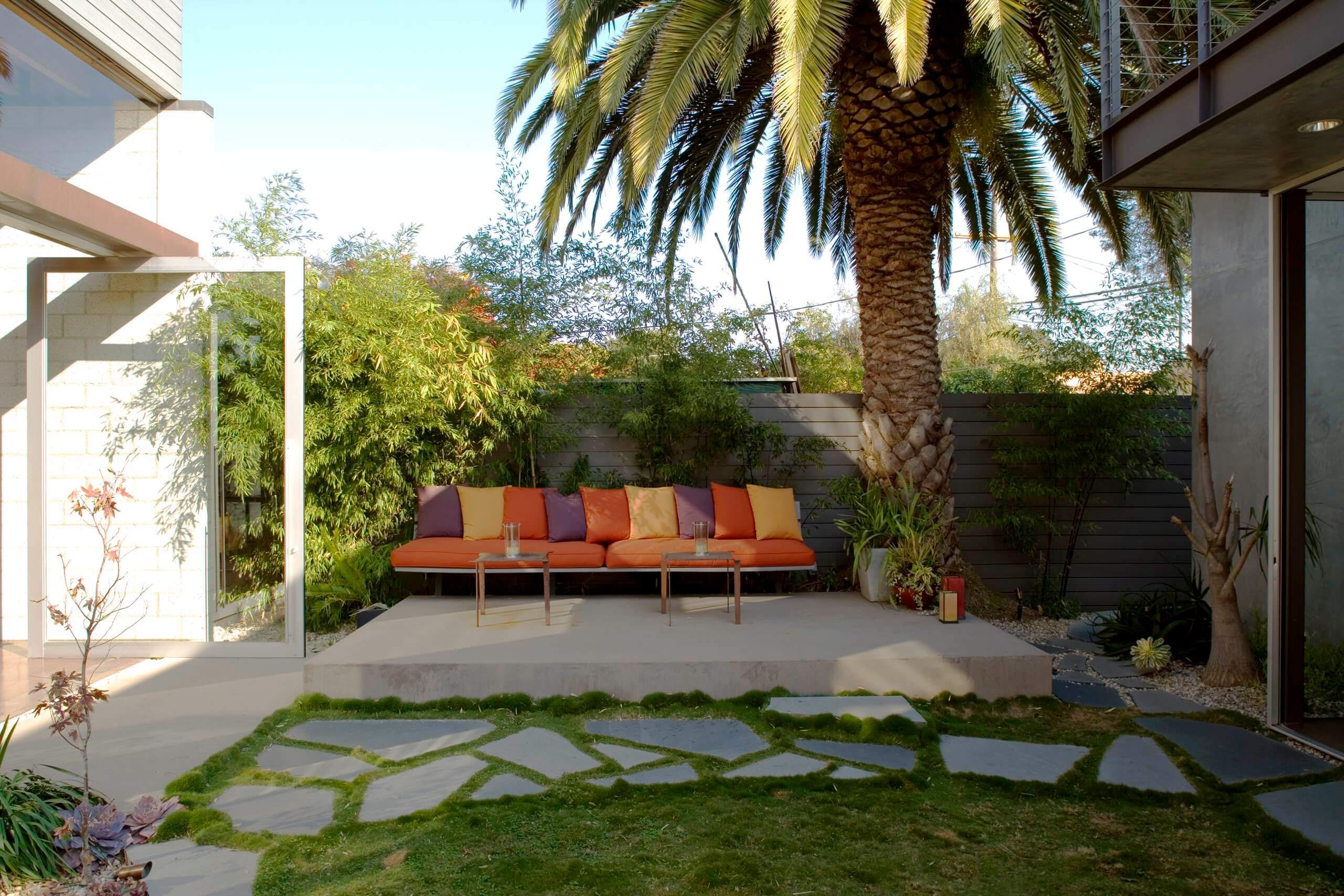 #4. Trendy courtyard concrete patio