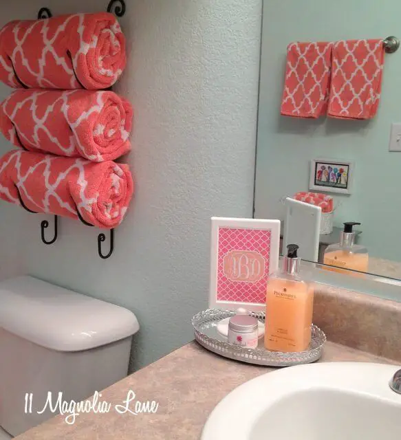 Towel holder with quatrefoil pattern