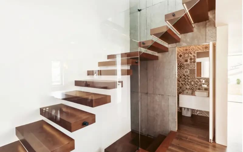 Free-standing stair design with glass stair trim