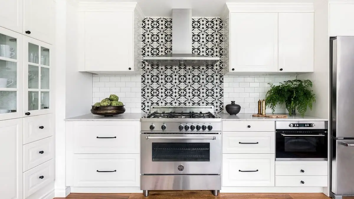 Two-toned kitchen backsplash