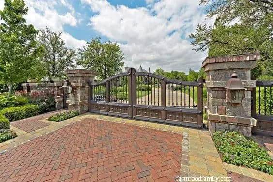 Classic ranch style driveway gate