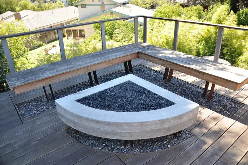 Corner fire pit