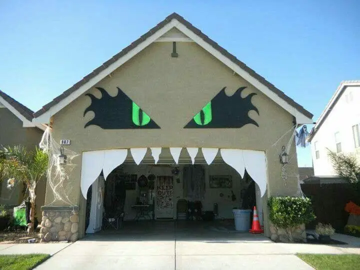 Creative Ghostly Halloween Porch Decoration