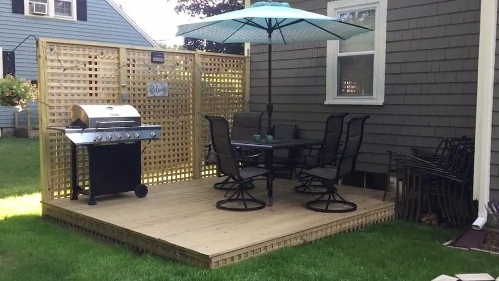 Floating deck with privacy wall